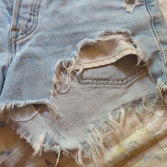 Levi's destroyed denim cut off jean shorts - Picture 12 of 12
